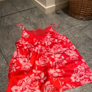 Linne/topp - Linne i material av silkes och fantastiska färger som inte kommer till användning  Köparen står för frakt