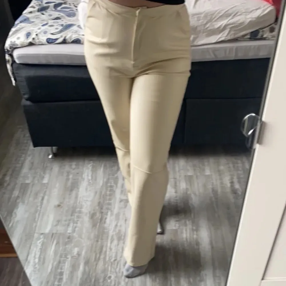 Säljer dessa superfina beiga skinnbyxorna som är köpa på Nelly men från märket Missguided💕Anväda max 1 gång så inga defekter och i super bra skick!🩷Finns ej att köpa någon stans.. Farkut & Housut.