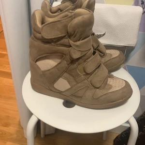 Isabel marant skor - Isabel marant liknande skor i storlek 39 passar helt perfekt som en sneaker. Ser helt nya ut och utan några skador, köpt här på Plick därmed inga garantier på att dem är äkta men dem ser identiska ut. Köpt för 1000 säljer för 850, KÖPT ÄR KÖPT. 