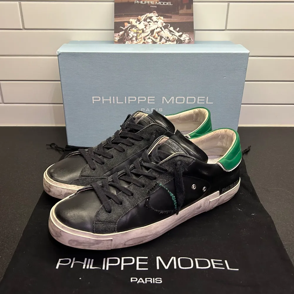 Säljer nu ett par riktigt feta Philippe models, skicket är nästan som nytt 9/10. Skorna är storlek 44 men passar 43/44. Box medföljer! Kontakta för fler bilder eller vid några funderingar!. Skor.