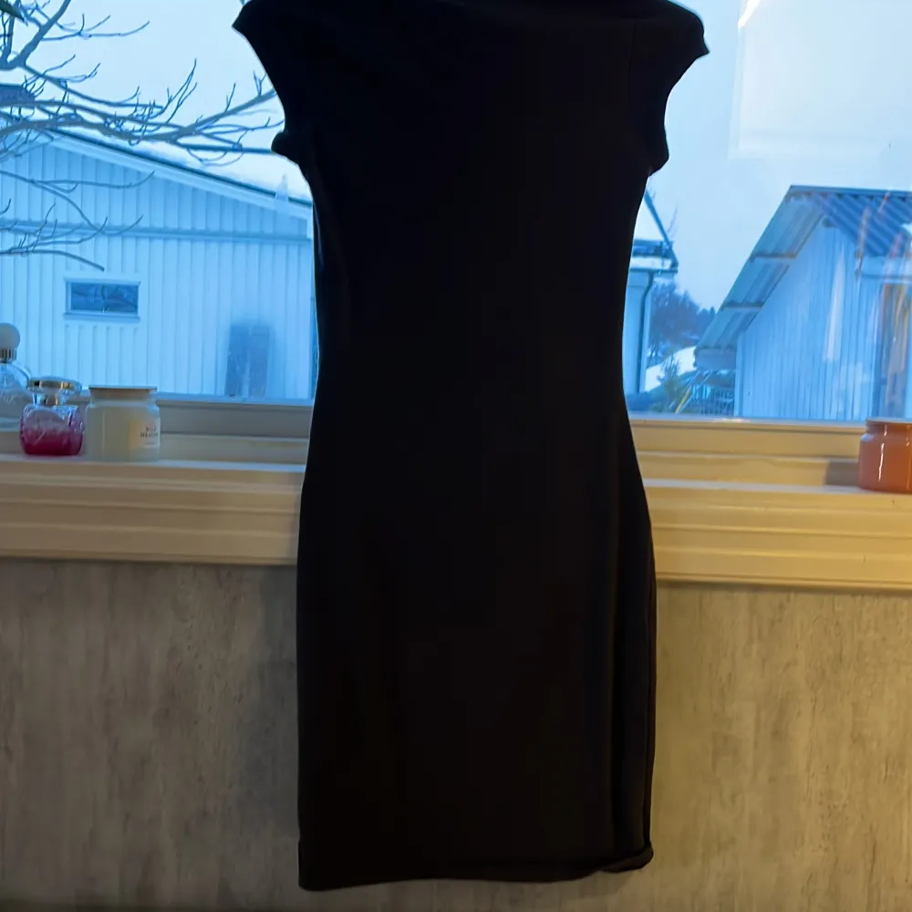 en klänning från H&M som inte kommer till användning. Väldigt fint skick och använd fåtal gånger💞. Klänningar.