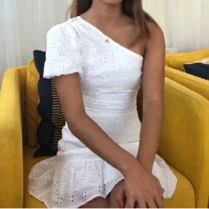 Student klänning - Säljer denna super fina klänningen som jag tänkte ha som studentklänning men jag hittade en annan så jag säljer denna💞sitter perfekt på mig som oftast bär xs/s💗 tryck gärna på ” köp nu”