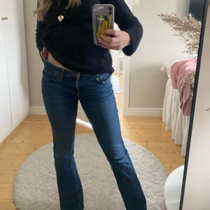 Zara jeans low waist  - Säljer dessa fina jeans från Zara💞 Storlek 36, har tappat en bit söm längst ned vid kanten vid slutet av byxorna men absolut inget man tänker på. 