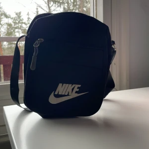 Nike väska - Den här väskan är typ som ny bra skick snygg till sommaren skriv om mer info