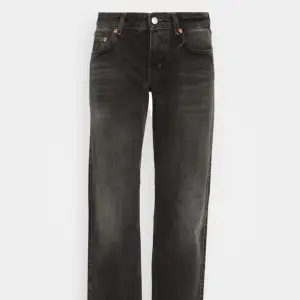 Fina lågmidjade jeans från Weekday i modellen Arrow. I väldigt bra skick!