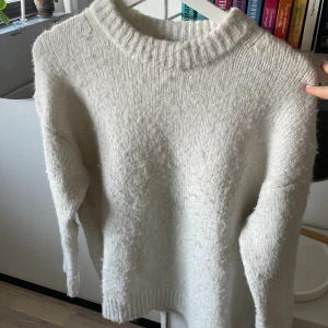 Stickad tröja - Vit stickad tröja från Zara. Jag säljer den då den tyvärr inte kommer till användning längre.