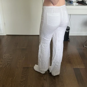 Linnebyxor - Vintage vita lågmidjade linnebyxor från Massimo Dutti. Midjemått: 74 cm. Innerbenslängd: 75 cm. Modellen är 167 cm lång. Skriv privat för mer bilder och mått 💘