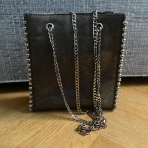 Handväska  - Jätte fin handväska från zara som tyvärr inte kommer till användning. (Kedjorna är lite missfärgade men det syns inte så mycket) 