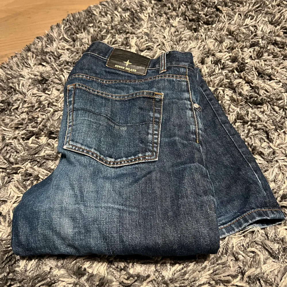Ett par Stone Island jeans. Sitter straight/slim.. Jeans & Byxor.
