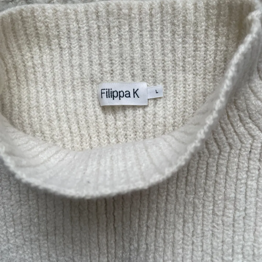 En jätte fin tröja från Filippa K 🛍️ Storlek L men krympte i tvätten så skulle sikta på att den är S eller XS nu. . Tröjor & Koftor.