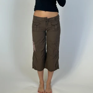 Capribyxor - Bruna capribyxor med rosa detaljer