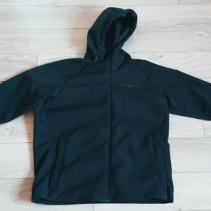 Sail Racing Bowman Softshell Jacka - Tunn skaljacka med innefoder i fleece. Storlek XXL, mörkblå nästan svart. I nyskick.