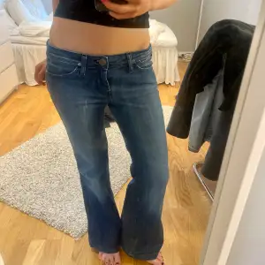 As snygga jeans från Wrangler , midjemått= 38 cm rakt över , innerbenslängd = 75 cm