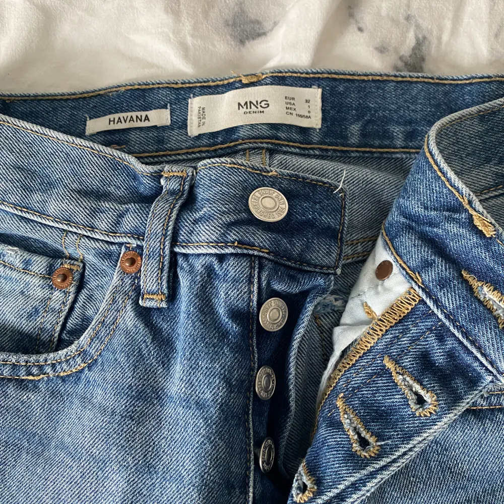 Fina jeans från Mango i mycket bra skick!. Jeans & Byxor.