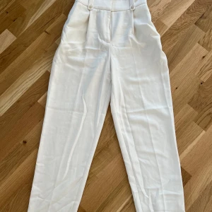 Beige/vita slacks - Beige vita slacks i nyskick. Storlek 32. 