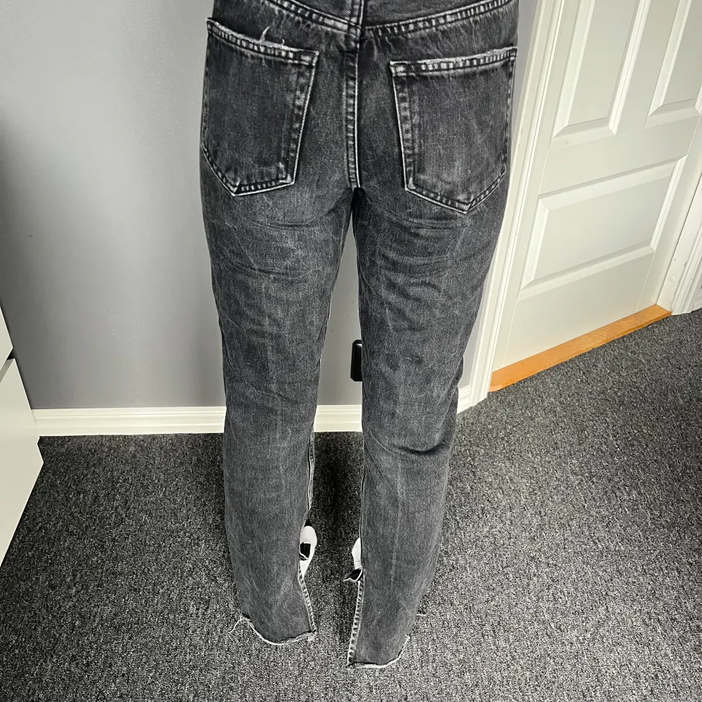 Ett par grå/svarta jeans från gina i storlek 32. Något använda men är i fint skick. Slitningen vid byxkanten är original. 💗. Jeans & Byxor.