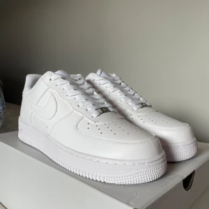 Nike Airforce 1 - Helt nya Airforce 1, aldrig använda inte ens testade. Kom med ett schysst pris så löser vi en bra affär. Hör av dig om du har några frågor?😀
