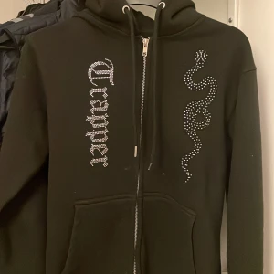 Made by trappers hoodie - Säljer min hoodie för dne ej kommer t användning sparsamt använd  Skriv vid minsta fundering
