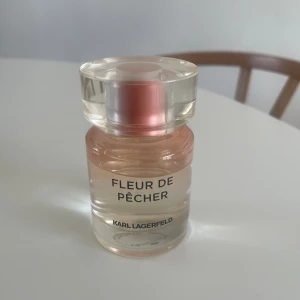 Karl lagerfeld parfym - Säljer min Karl lagerfeld parfym pga att den inte kommer till användning. Flaskan är 50 ml. Nypris: 350kr Säljer för 200kr (lägre kan accepteras).