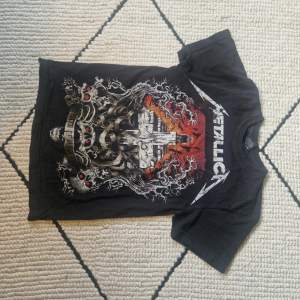 Lite sliten ska inte ljuga men asssfeet metalica graphic tee. Säljer för jag sparar till batmobilen