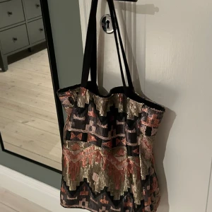 Paljett väska - Flerfärgad paljett väska, likt en tyg väska. Så himla cool från märket Ceannis😍