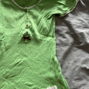 Odd molly - säljer nu denna vintage odd molly tröja. Den har tre små hål men som ej syns❤️ annars super fin med jättefin passform