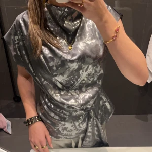 Zara fest topp - Jätte fin topp ifrån zara, aldrig använd bara testad 💕