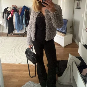 Fluffig kort kappa - Superfin kort kappa, nästan aldrig använd så i nyskick💗💗 Nypris 400