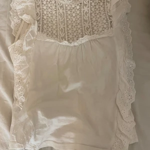 Topp - Säljer denna topp då den inge längre används, jättefin och somrig från mango❣️