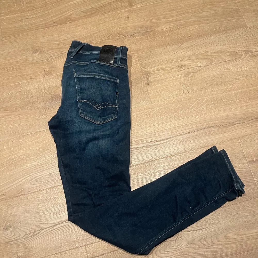 Ett par mörkblåa Replay anbass jeans som är riktigt snygga. Gylfen är dock halft trasig men går att laga. Jeans & Byxor.
