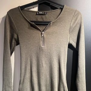 Tröja💕 - Olivgrön långärmad tröja med inga slitage💕😘