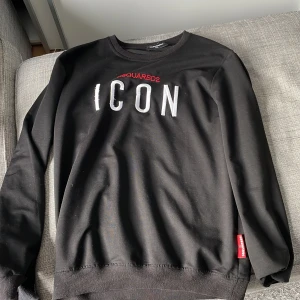 Dsquared2 icon tröja  - Är en extremt snygg tröja som har ganska bra skick förtuom på I loggan där trådarna börjar lossnat lite stor även att storleken är XXl men jag är i storlek M och kan bära den utan problem. drygt 1000kr orginal.  Fler bilder är det bara att skriva.
