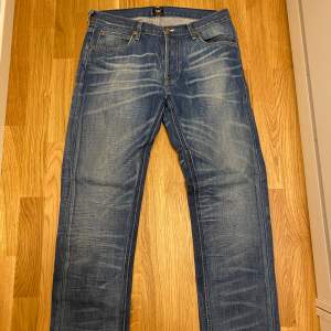 Säljer ett par lee jeans i Bra skick. Väldigt snygg färg som passar perfekt till lanvins och flycrews. Finns Lite tecken på att ett bälte har använts det är knappt märkbart. Storlek W32 L34 men passar som W32 L32