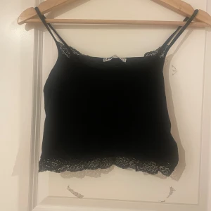 Svart linne  - Svart linne med lace detaljer 