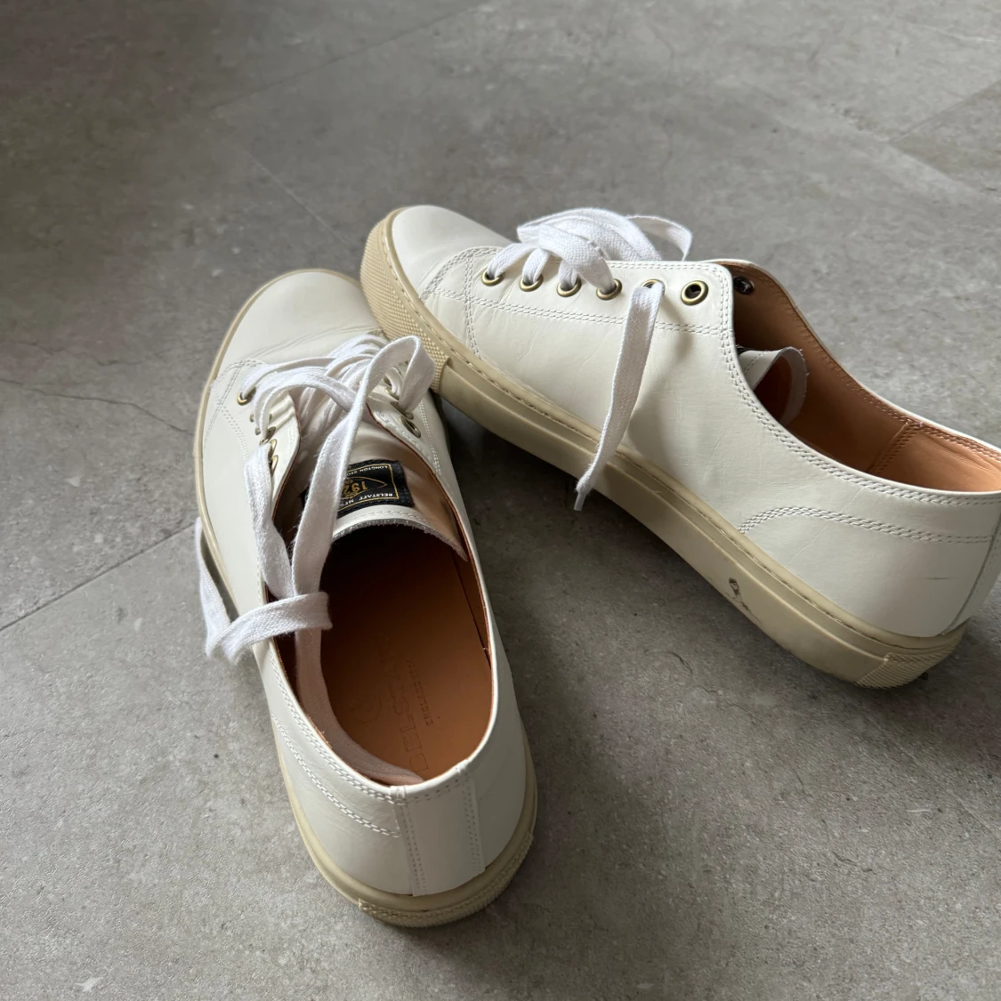 Cremefärgade sneakers  - 90