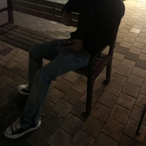 Flared jeans Levis 501 - Custom läder flares gjorda på levis 501. Fint skick, inga defekter. Jag är 185 se bild för fit.