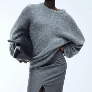 stickad tröja hm - supergosig och fin, använd få gånger så forfarande bra skick! innehåller ull & alpacka, köpt för 549kr🩶 helt slutsåld på hemsidan!