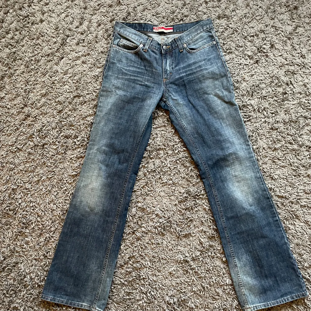 Lågmidjade bootcut jeans ifrån only. Köpta secondhand men dem va nya med lappen kvar! Midjemått 37cm Innerbenslängd 83. Jeans & Byxor.
