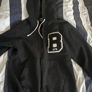 Bape hoodie  - Bape Hoodie denna går knappast att få tag på länge nu kostar den runt 5000kr jag säljer den för 1500. Det är storlek L men passar M också 