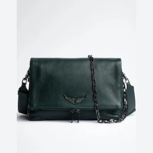 Grön väska från Zadig voltaire, modellen Rocky.  - Cirka 2 år gammal och litet slitage, men inget som stör. Annars vädligt bra skick. Kommer med ett längre axelband. 