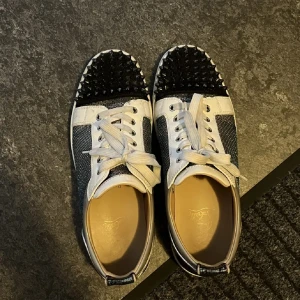Christian Louboutin  - Super coola skor och använt en hel delen fortfarande i fint skick! Köpta för ett år sedan på vestiaire för 6500kr. Äkta såklart! Säljer då jag inte använder dom längre. Passar både kille och tjejer!☺️☺️