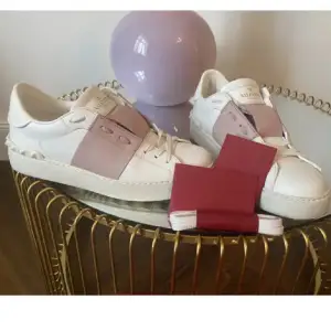 Säljer dessa fina valentino skor i storlek 39, de är i fint skick och box dustbag samt skosnöre medföljer vid köp