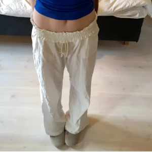 roxyliknande linnebyxor - jättefina linnebyxor som liknar de från roxy🫶 helt i nyskick och med fickor där bak, de är i strlk Xs/s. säljer de för 300 kr💘