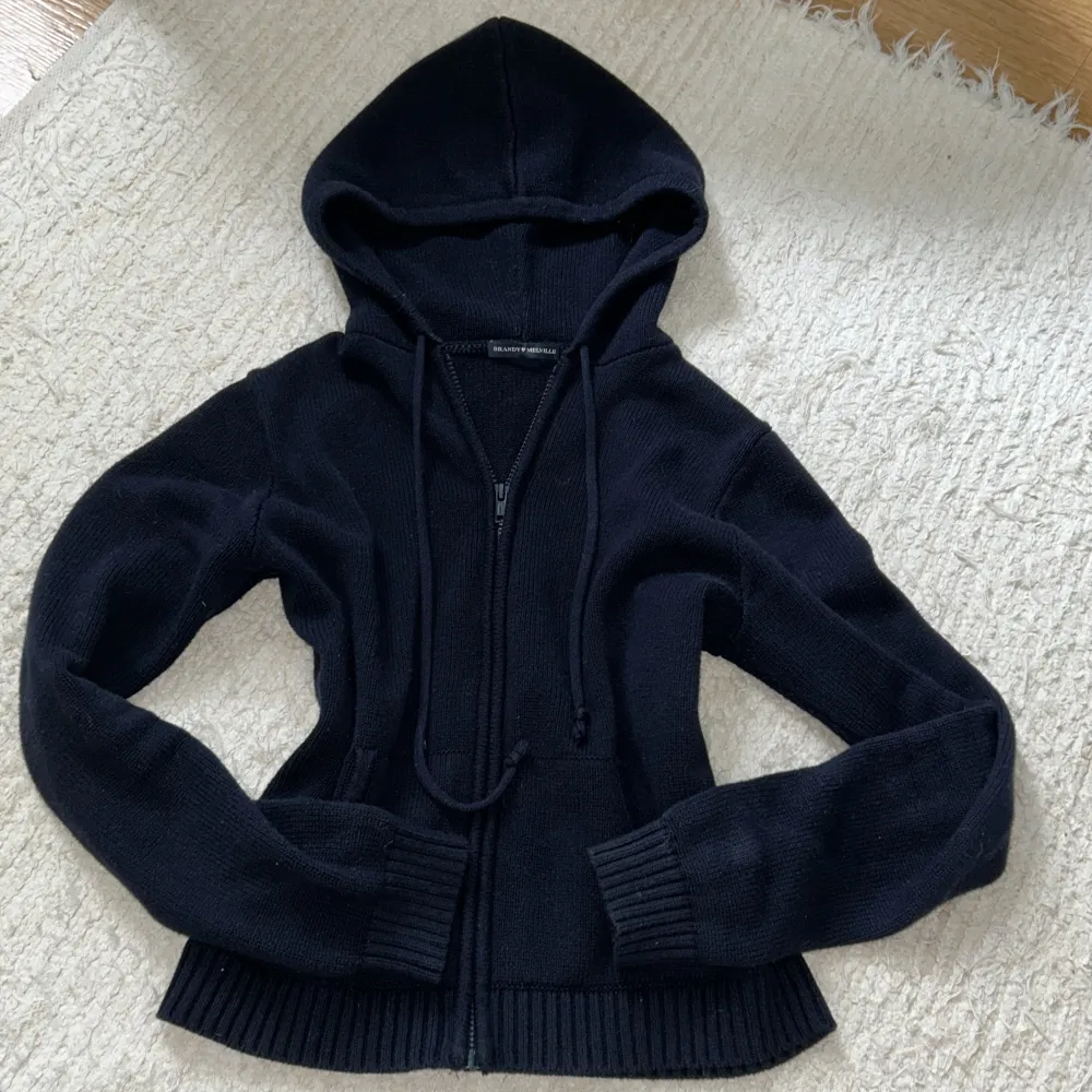 Säljer denna stickade zip hoodien från Brandy Melville! Den har jättefint skick💋💋. Hoodies.