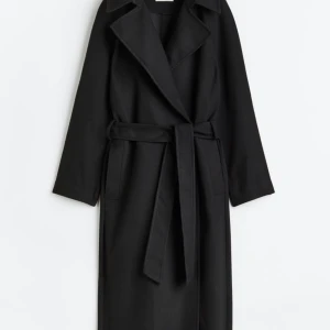 H&M kappa  - Säljer min kappa från H&M då den blev lite för lång för mig, har nämligen råkat trampa upp en liten kant (se bifogad bild) men absolut inget som stör användningen. 