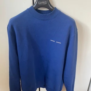 Sweatshirt  - Snygg Samsoe Samsoe sweatshirt. Bra skick, använd ca fem gånger. Storlek S men skulle även passa M. Hör av dig om du har frågor. Nypris 1100 kr