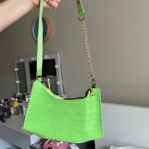 Väska - Grön axelremsväska.