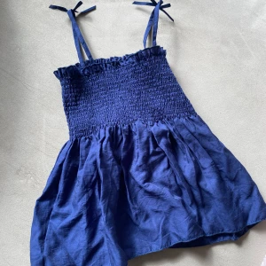 Söt blå topp. - Blå topp med små söta detaljer.