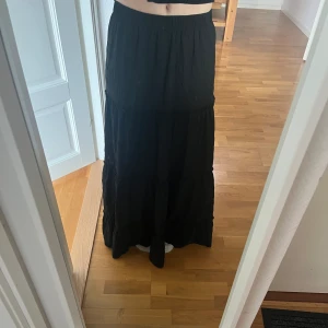 Svart långkjol - Säljer min svarta långkjol ifrån Shein storlek xs för 60kr💕