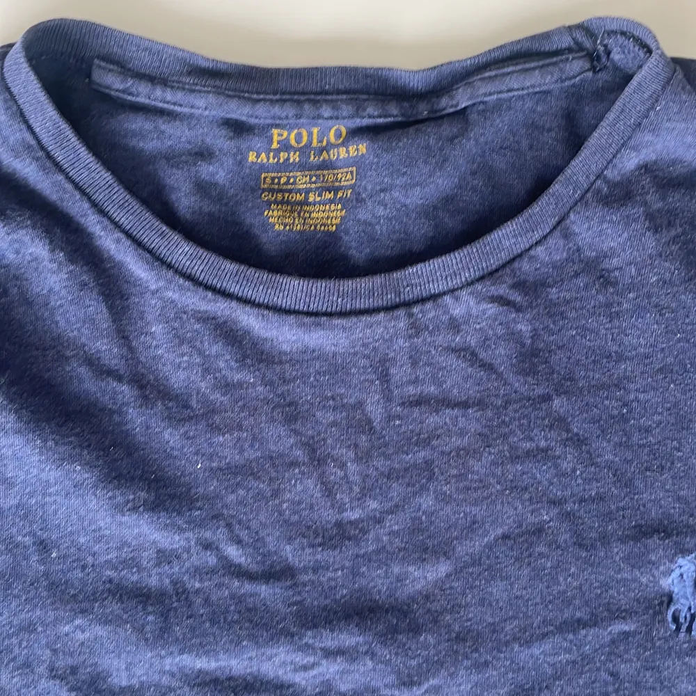En Ralph lauren T-shirt i nyskick. Tröjan är i storlek 170 slim fit.  Ursprungspris: 800kr Vårt pris: 250kr. T-shirts.